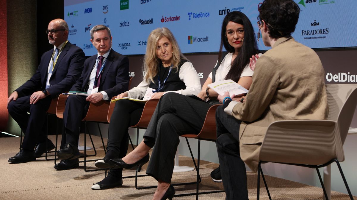 Instantes de la mesa ‘Transporte 2030: el mapa de la conectividad multimodal por tierra, mar y aire’