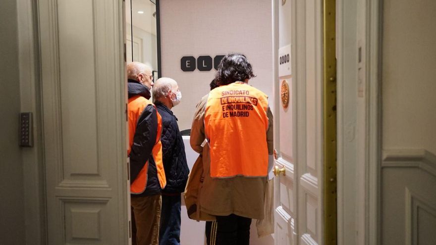 La sociedad del primo de Aguirre planea comprar más bloques en Madrid entre protestas vecinales: "No van a echarnos"