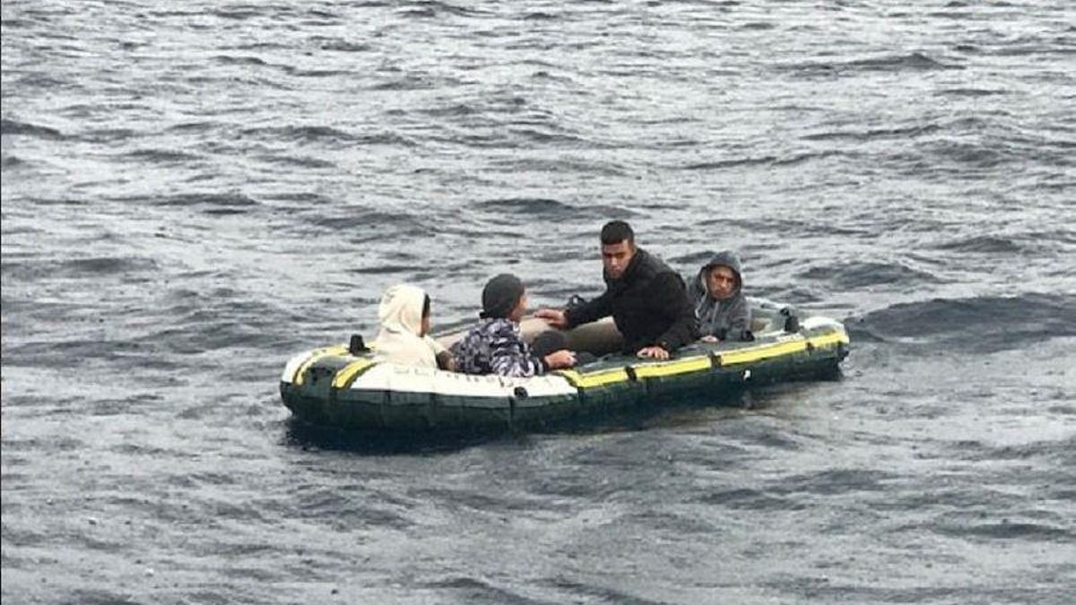 Trasladan a Tarifa a cuatro menores tras ser rescatados de una patera hinchable