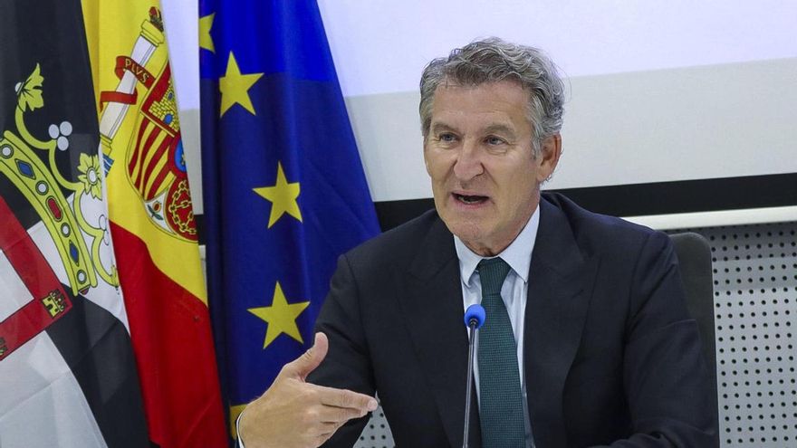 El líder del PP, Alberto Núñez Feijóo, durante la rueda de prensa ofrecida junto al presidente ceutí, Juan Jesús Vivas y el presidente del Partido Popular Europeo (PPE), Manfred Weber este lunes en Ceuta.
