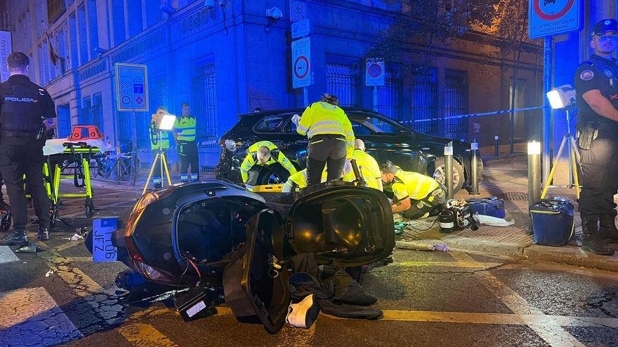 Herido grave un motorista al chocar con un VTC en el Paseo del Prado