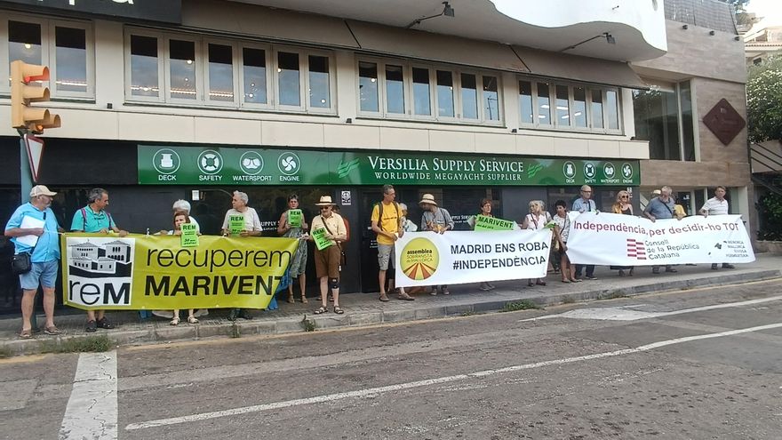 Protesta en Marivent para que los reyes devuelvan el palacio: "Han sido 50 años de expolio"