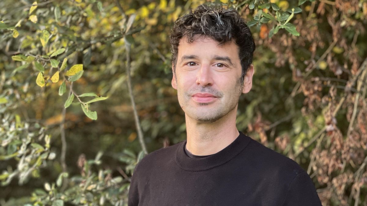 Antonio Sánchez Gómez convierte la devastación minera de Bolivia en literatura de resistencia con 'Remover la tierra'