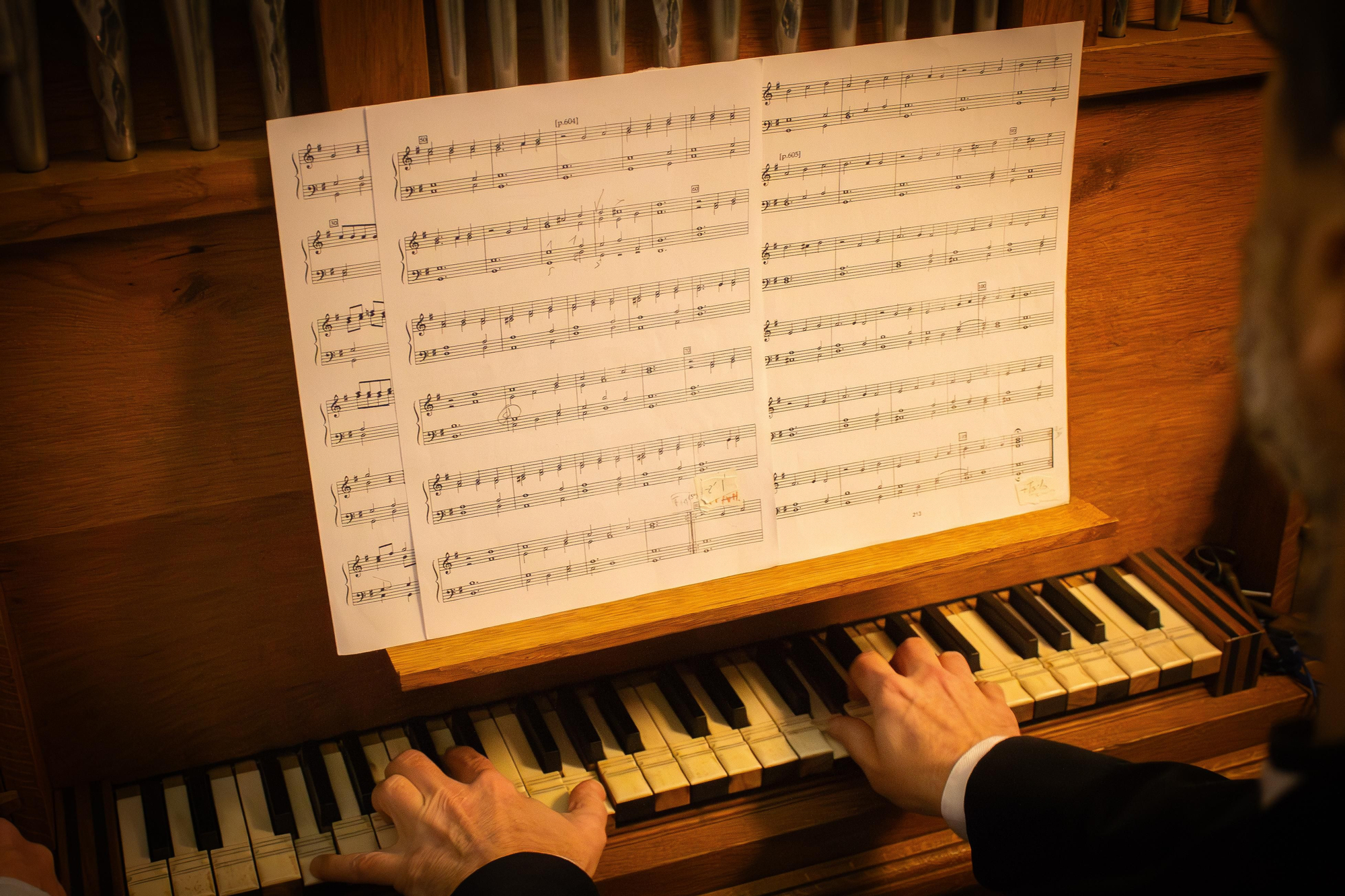 Organista en el instrumento de Chinchilla (Albacete)