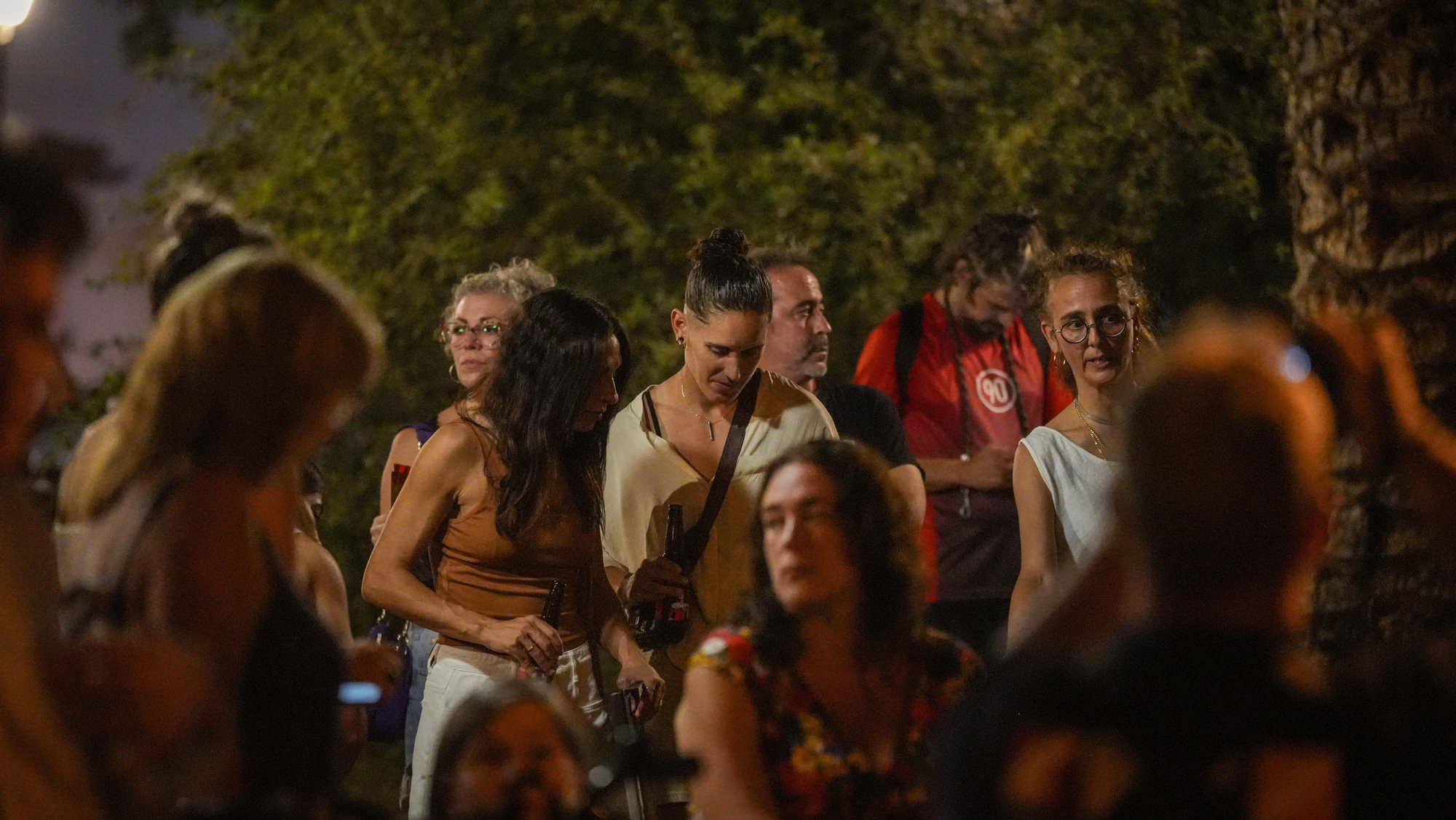 Concentración en defensa de los cines de verano, con la proyección de Un perro andaluz en la plaza de la Magdalena