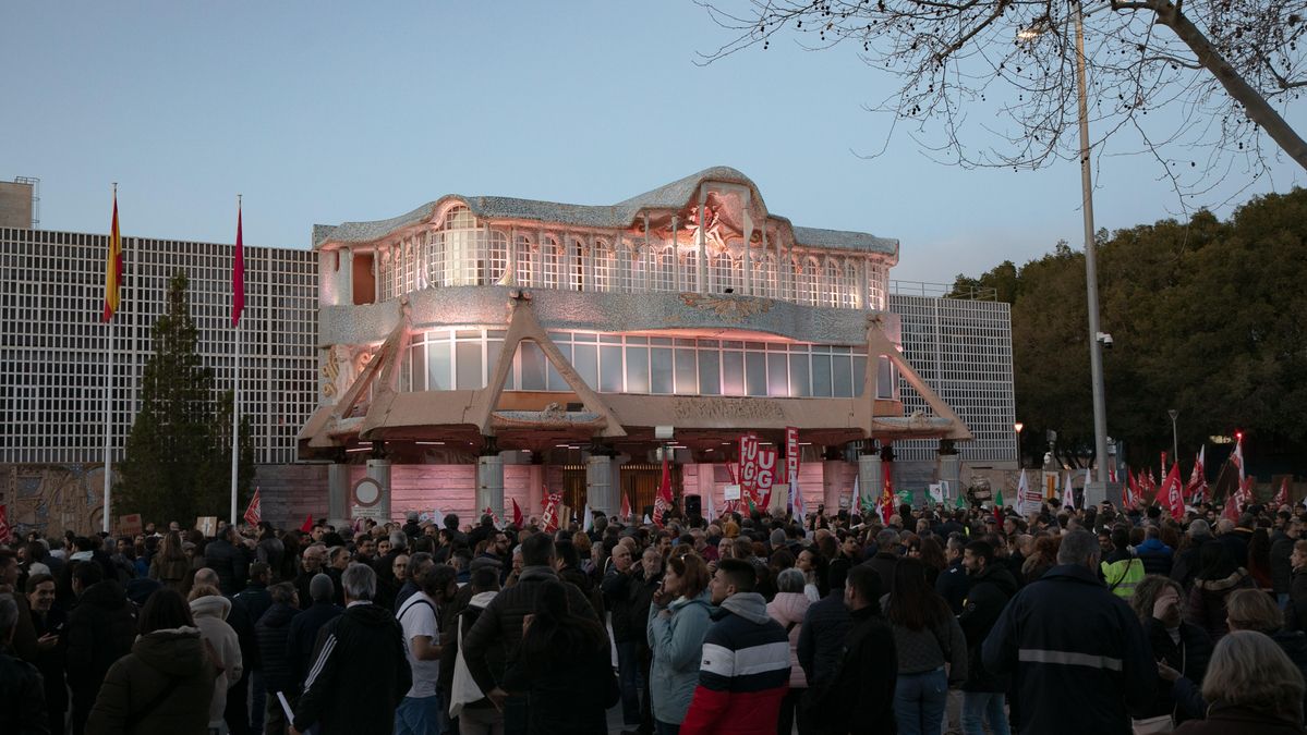 Los trabajadores de Sabic se manifestaron el pasado 3 de febrero frente a la Asamblea Regional, en el 34 aniversario de la quema del edificio parlamentario