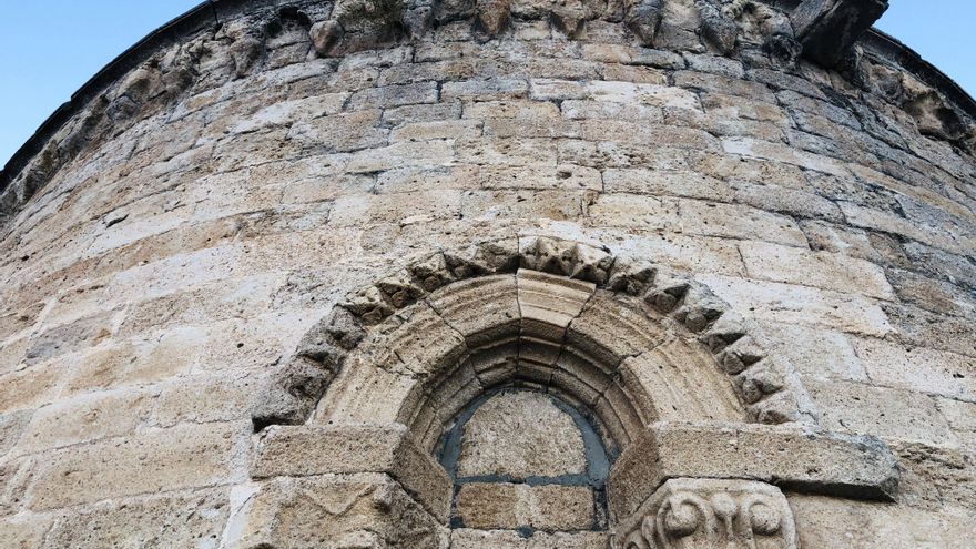 La célebre ventana donde aparece el pegote de cemento