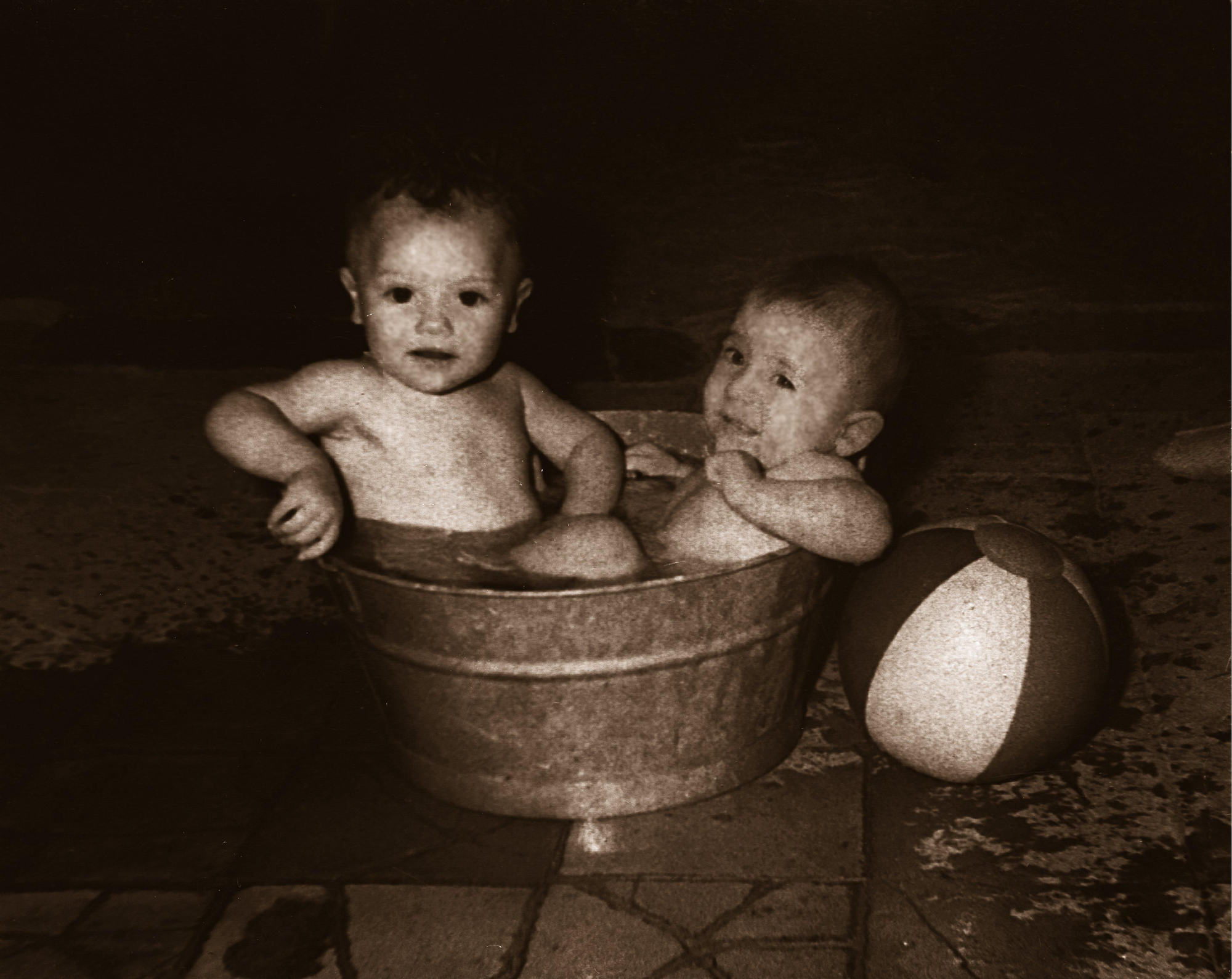 Niños bañándose en un caldero en el patio de su casa. Años 60. Mota del Cuervo (Cuenca). Fondo Los Legados de la Tierra. Archivo de la Imagen de Castilla-La Mancha.