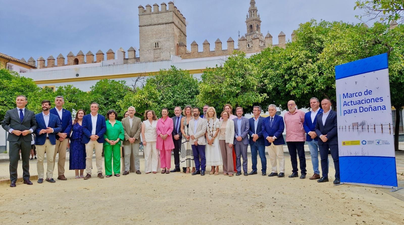 Representantes del Gobierno junto a los alcaldes de los 14 municipios del entorno de Doñana.