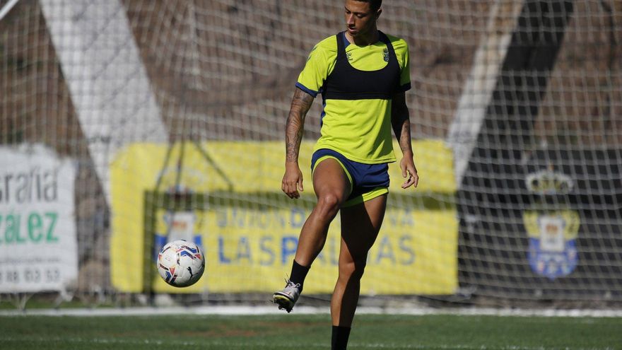 Maikel Mesa hace acto de contrición y firma por el Tenerife