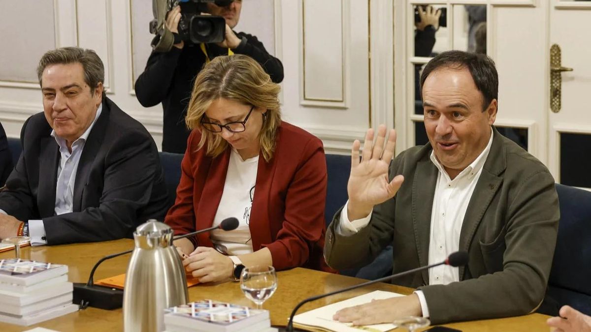 El que Vox exigeix a Pérez Llorca en el seu discurs d'investidura: devolució de menors migrants i tallar ajudes a ONG