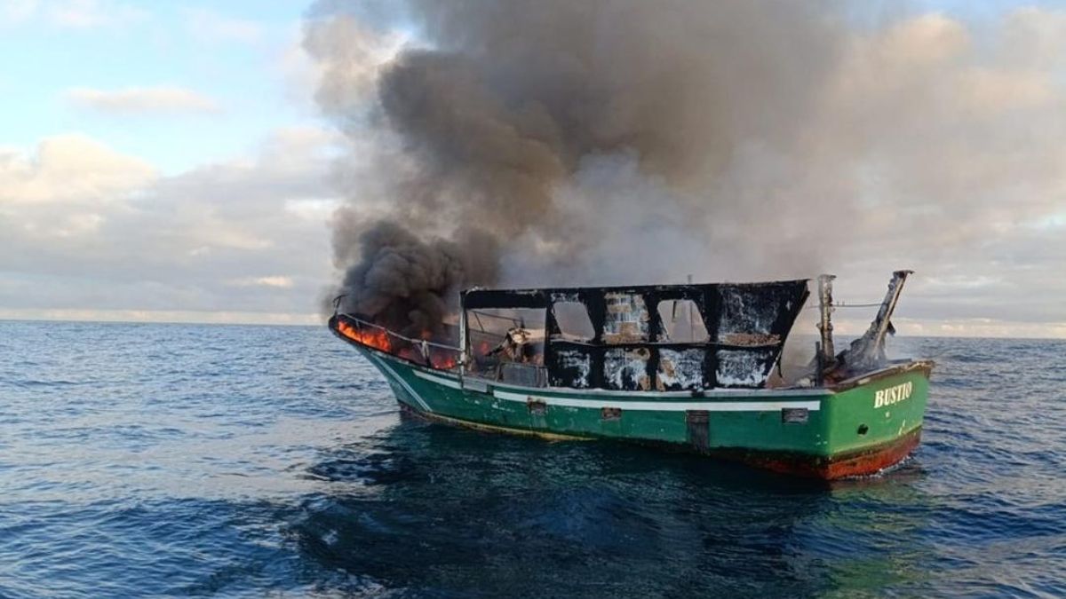 Rescatan a cuatro tripulantes de un pesquero incendiado frente a la costa asturiana