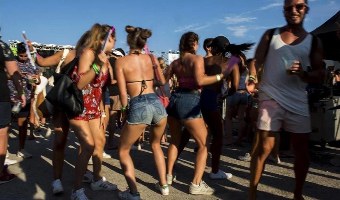 Jóvenes bailando reguetón.