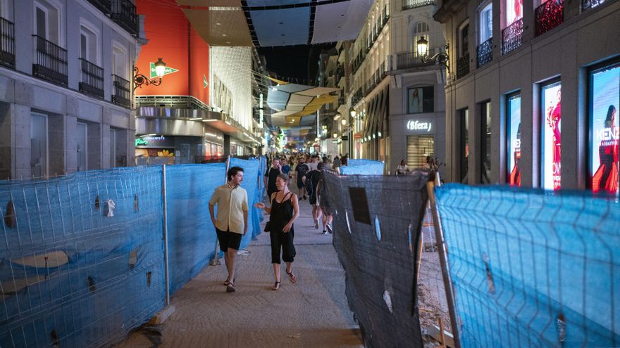 Madrid a las 22h: paseo de agosto por el ecosistema del escaparate luminoso