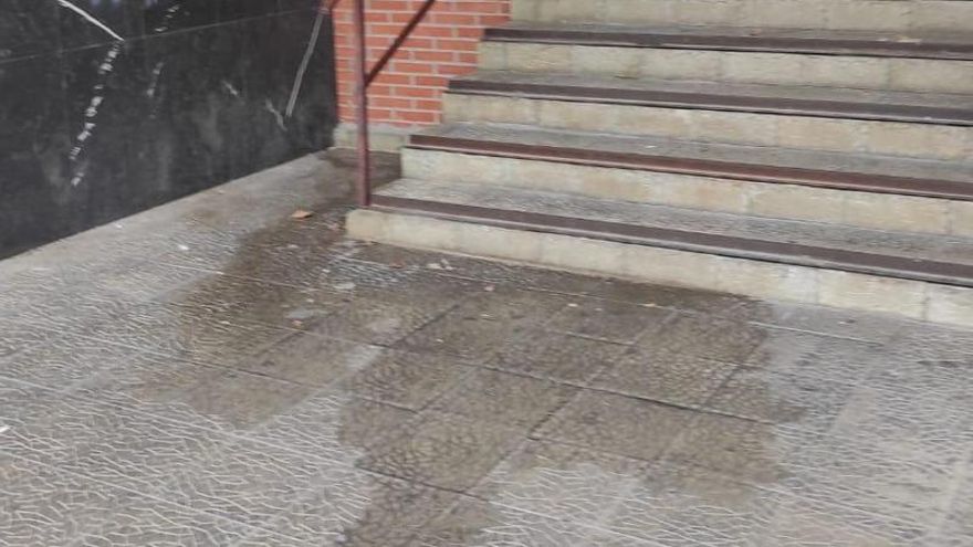 "Los vecinos estamos bastante hartos": orines, suciedad y personas durmiendo en la Avenida de la Constitución de Logroño