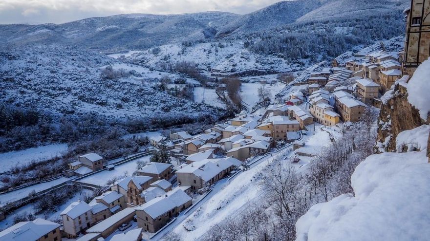 La localidad de Frías, en Burgos, ha amanecido completamente nevada