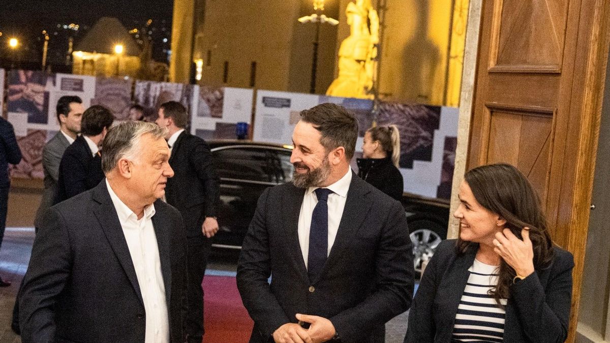 El presidente de Vox, Santiago Abascal, junto al primer ministro de Hungría, Viktor Orban, en Budapest