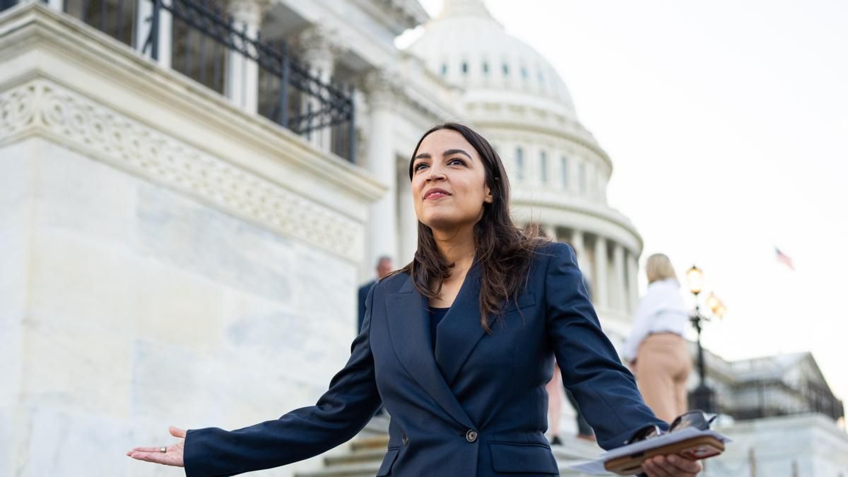 Alexandria Ocasio-Cortez habla con los periodistas en las escaleras de la Cámara de Representantes tras una votación en abril de 2026.