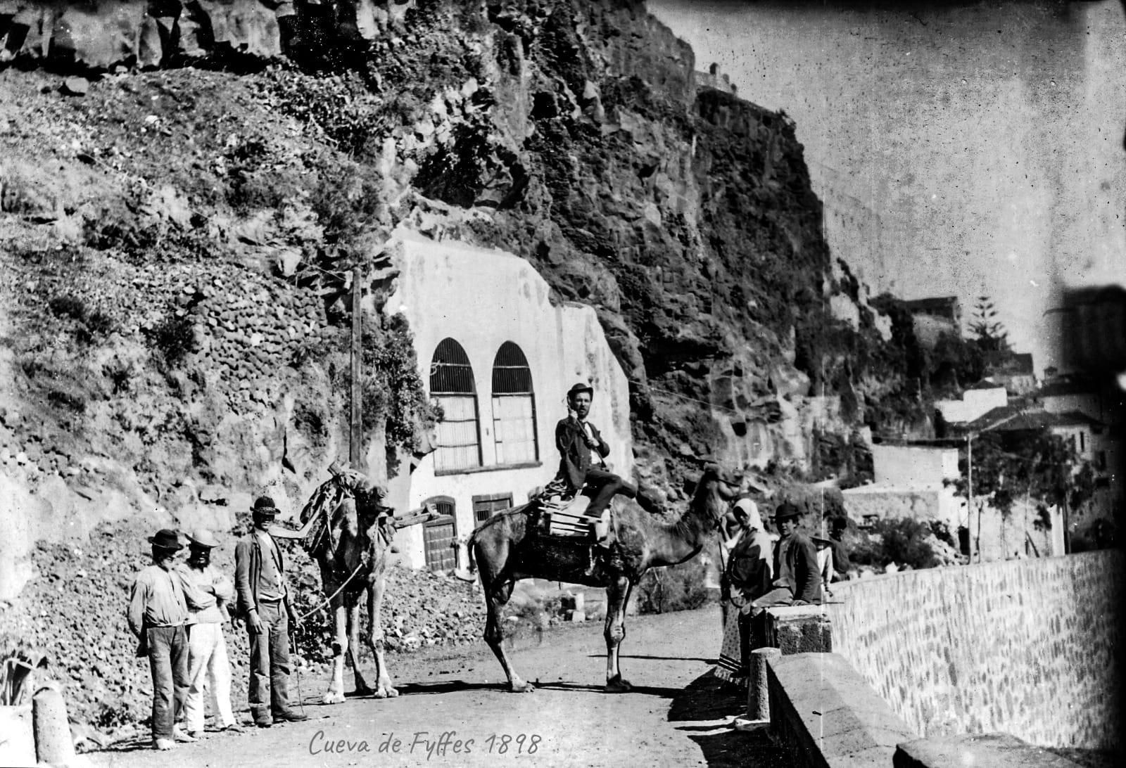 Las Cuevas del Degredo están estrechamente vinculadas a la historia del puerto de Santa Cruz de La Palma y aparecen documentadas desde el siglo XVI.