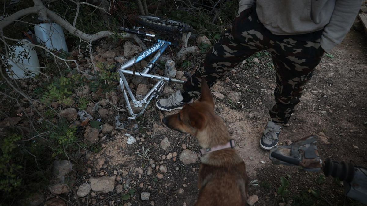 Jonathan y Cati, su mascota. Este colombiano ha trabajado de jardinero y albañil desde que llegó a Eivissa hace dos años.