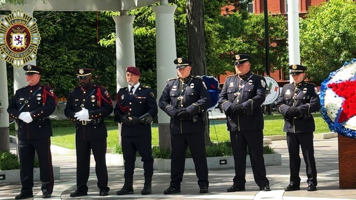 Guardia de Honor Policial en la capital de Estados Unidos con el leonés Félix Casado (con boina).