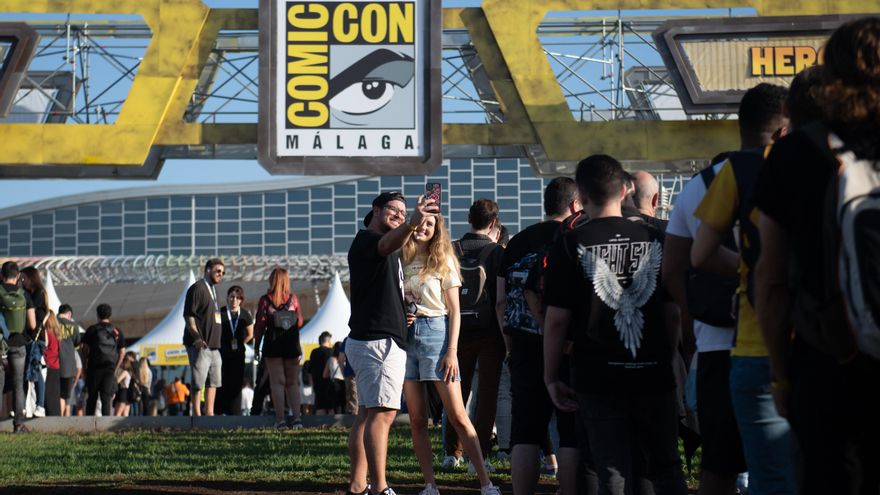 Colas y 90 euros por foto: Comic-Con Málaga debuta con éxito de público y masificación: “Somos sardinas en lata”