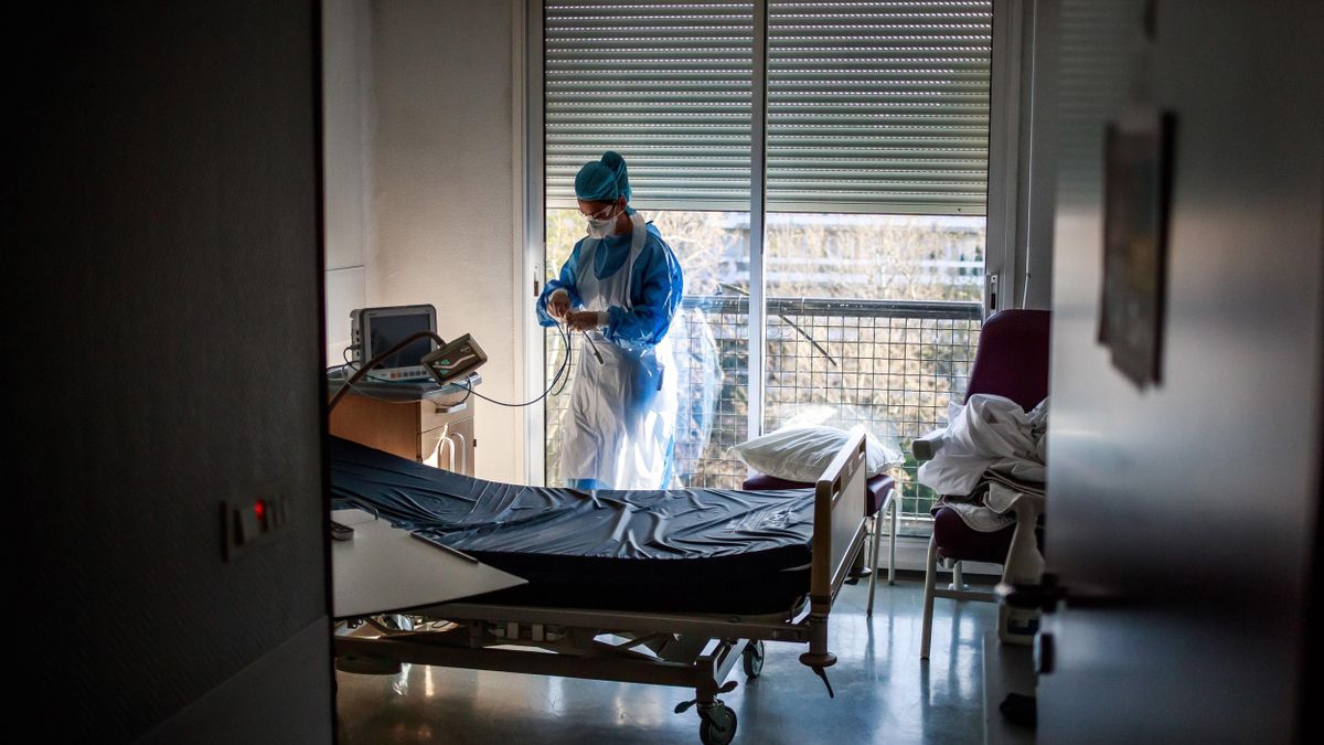 Una enfermera en la habitación de un hospital.