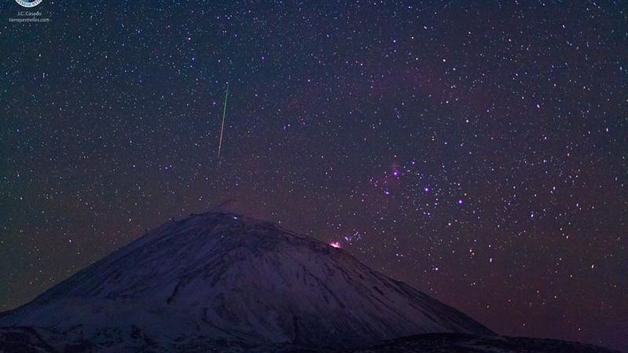 Un meteoro sobre el pico del Teide en Tenerife