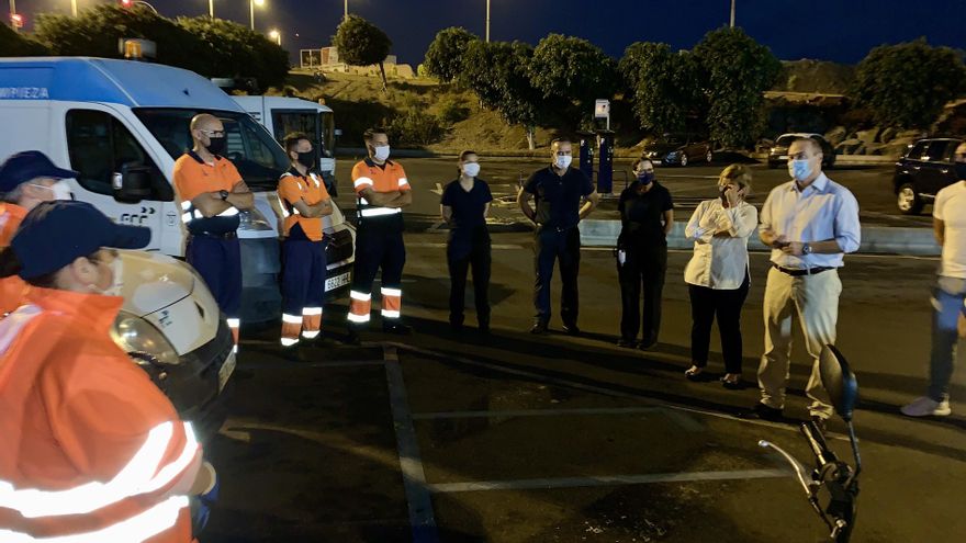 El alcalde de Las Palmas de Gran Canaria, Augusto Hidalgo, y la concejala de Servicios Públicos, Inmaculada Medina, durante un encuentro con operarios del servicio de Limpieza.