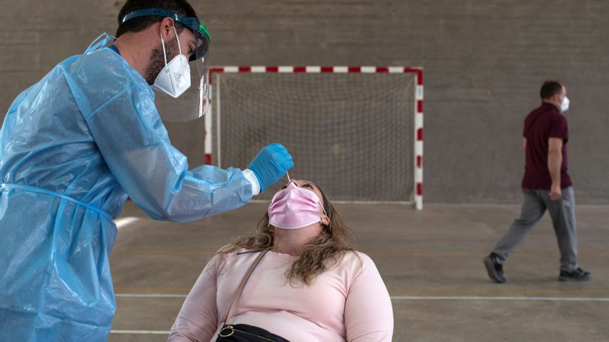 Un trabajador sanitario realiza una prueba PCR. EFE/Brais Lorenzo/Archivo