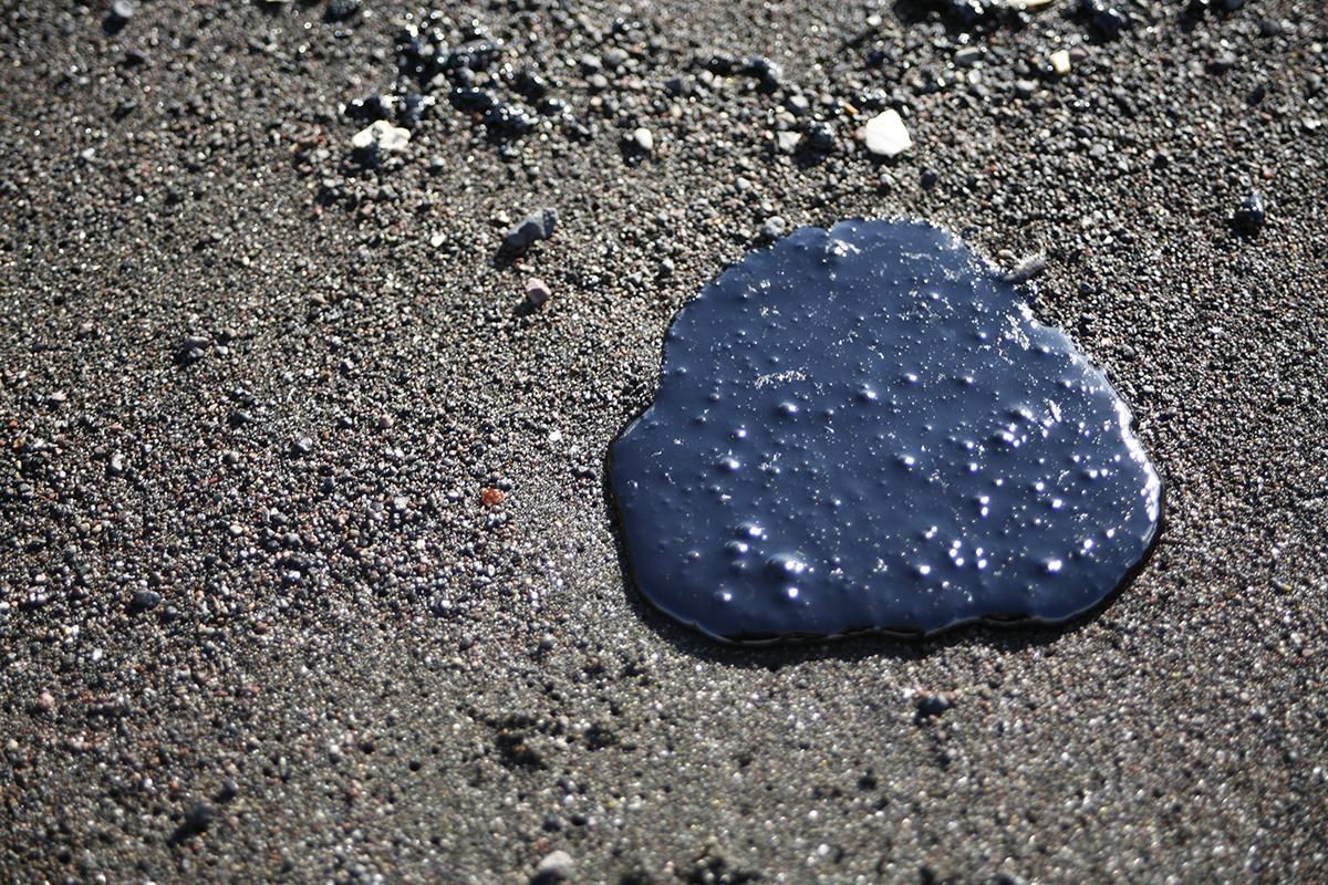 Recogida de fuel en la playa de Veneguera (Alejandro Ramos)