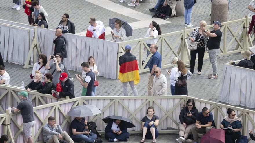 Varios fieles hacen fotografías o esperan entre las votaciones.
