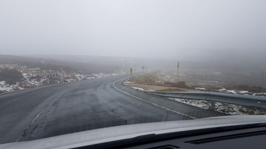 Carretera de Cantabria con nieve. Foto de archivo