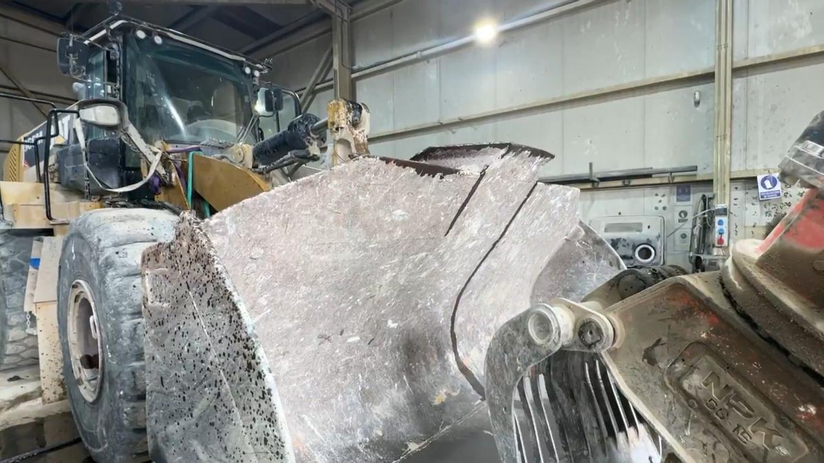 Muere un trabajador aplastado por una retroexcavadora en la zona de Valdemingómez