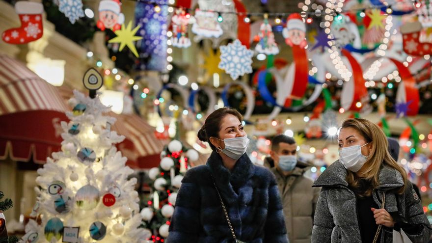 Moscow (Russian Federation), 30/11/2020.- Russian women wearing protective face masks walks at State Department Store (GUM) decorated for Christmas and New Year amid the Covid-19 coronavirus pandemic in Moscow, Russia, 30 November 2020. The Mayor of Moscow, Sergei Sobyanin, signed a decree abolishing New Year and Christmas corporate events and mass celebrations in the city, reports state. (Rusia, Moscú) EFE/EPA/YURI KOCHETKOV