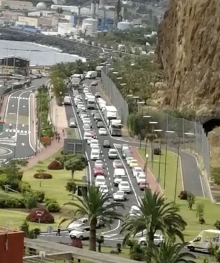 Caravana de coches para exigir que se intervenga en el Túnel de Trasvase en la entrada sur de Santa Cruz de La Palma,