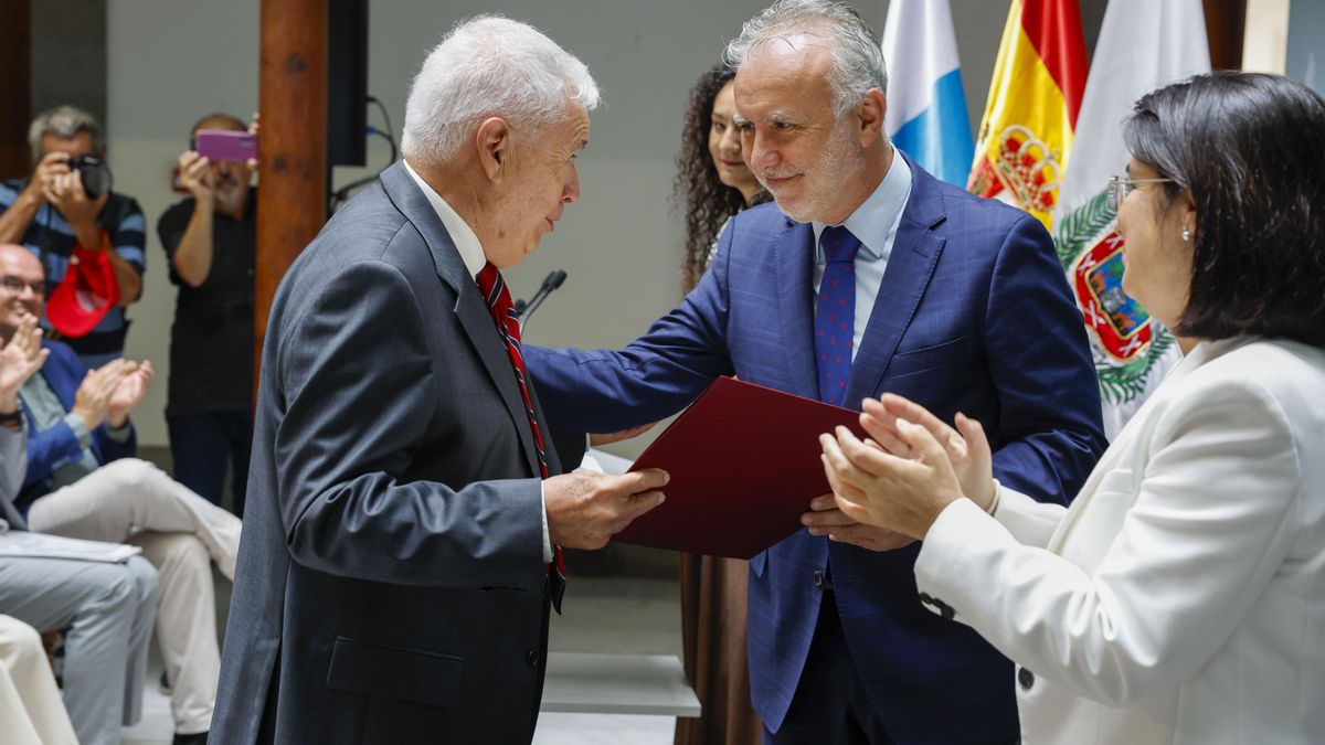 El ministro de Política Territorial y Memoria Democrática, Ángel Víctor Torres (c), y la alcaldesa de Las Palmas de Gran Canaria, Carolina Darias (d)