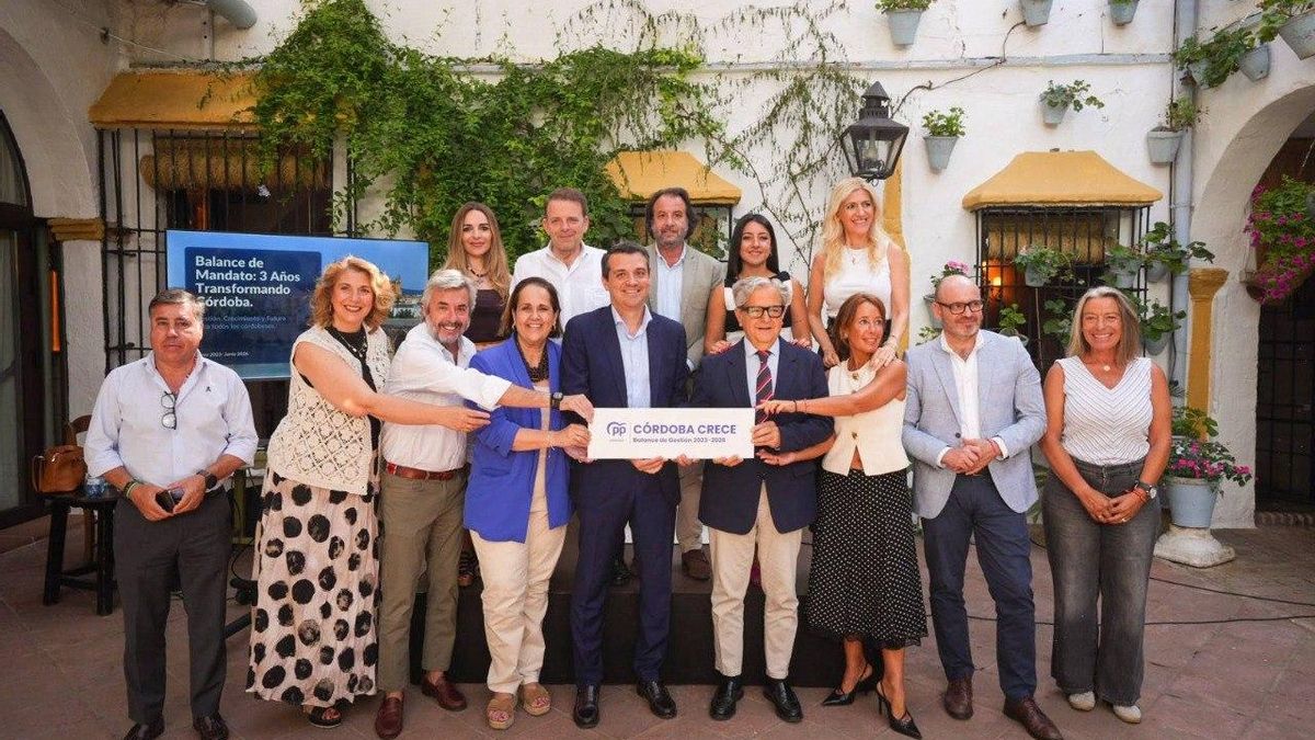 José María Bellido y el equipo del Ayuntamiento de Córdoba