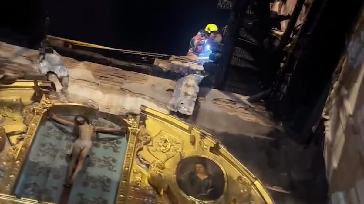 Imagen del interior de la capilla con el techo colapsado