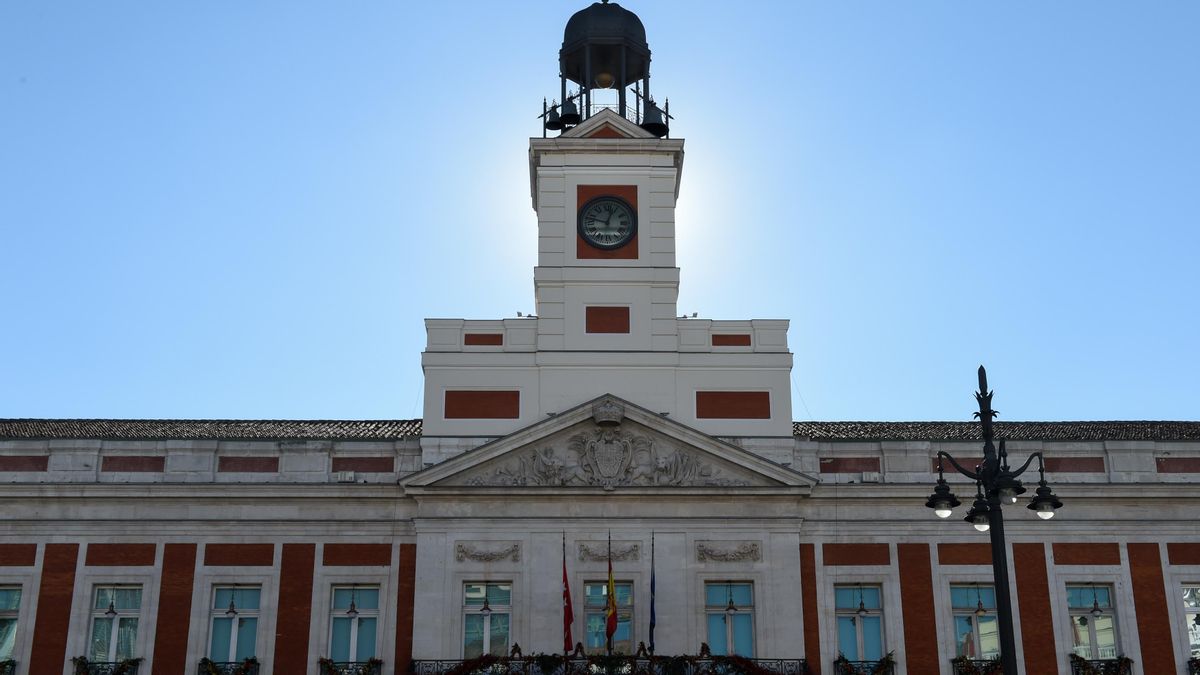Imagen de archivo del reloj de la Puerta del Sol en Madrid en día soleado.