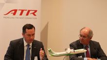 En la imagen, un momento de la firma de la adquisición de nuevos aviones.