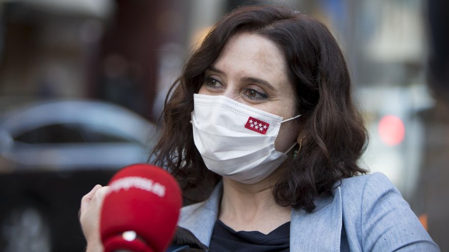 Isabel Díaz Ayuso abandona la terraza en la que ha comido, en Madrid (España), a 12 de marzo de 2021.