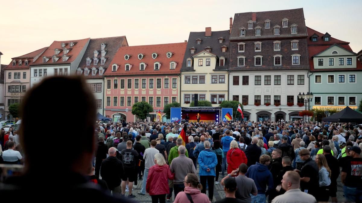 Ulrich Siegmund, candidato principal de Alternativa para Alemania (AfD), hace campaña antes de las elecciones estatales en Sajonia-Anhalt, en Naumburg.