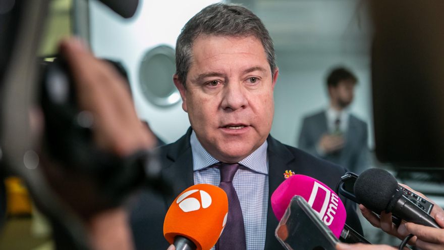 García-Page defiende a Feijóo y advierte a Pedro Sánchez de que no se puede seguir con las "mismas compañías"