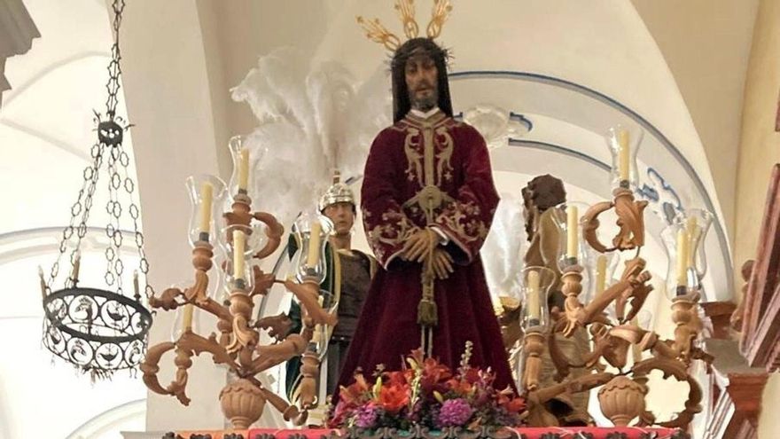 Antonio Pulido (centro), con responsables de la hermandad, ante el paso de Jesús Preso de Castro del Río