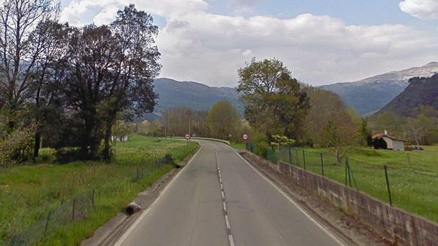 Carretera autonómica en Cantabria.