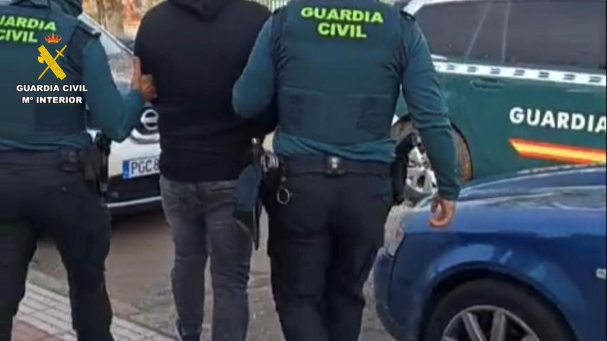 Dos detenidos por robar en Zorita y Madrigalejo mediante el 'abrazo cariñoso'