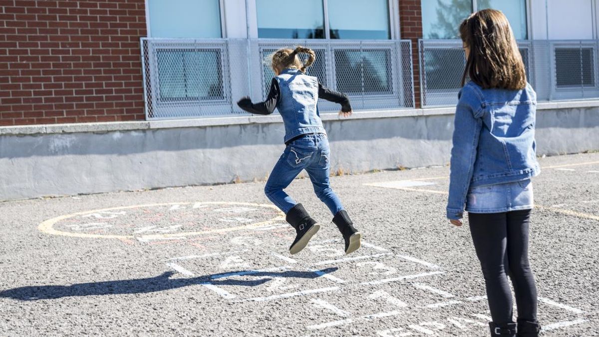Niñas jugando en el patio de un colegio