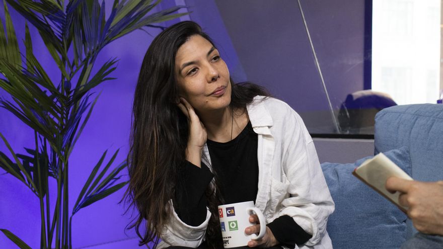 Laura Mora en la redacción de elDiario.es durante la entrevista