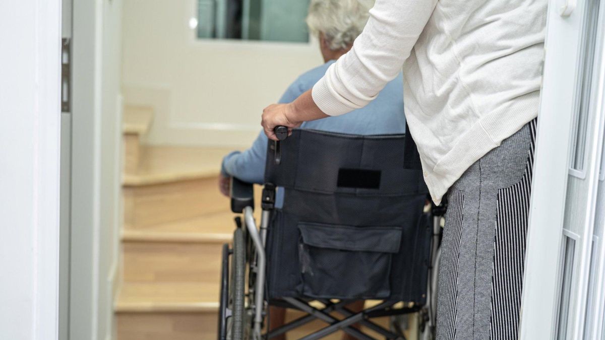 Una persona dependiente, con una cuidadora.